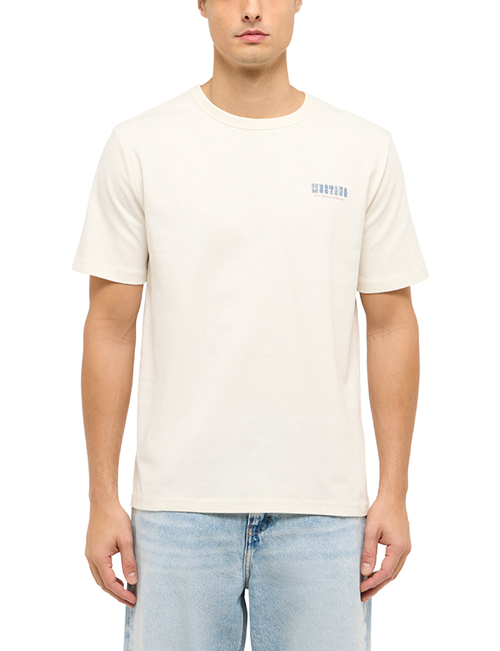 Tricou Austin alb crem, față, purtat de model, logo mic pe piept