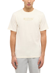 Tricou Austin alb crem, față, prim-plan, imprimeu Mustang Jeans Company Since 1932 pe piept