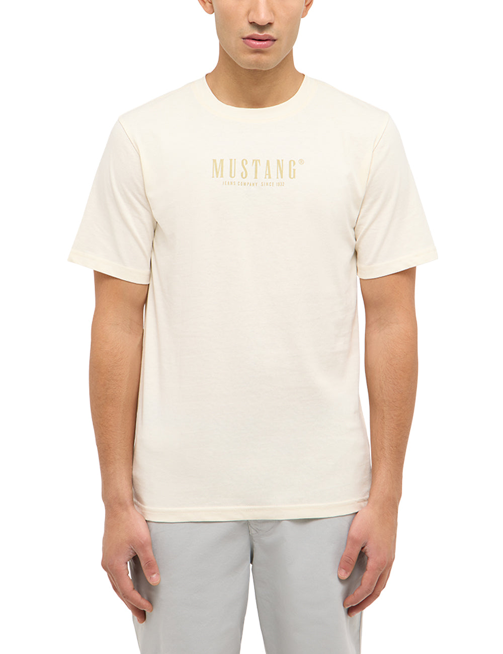Tricou Austin alb crem, față, prim-plan, imprimeu Mustang Jeans Company Since 1932 pe piept
