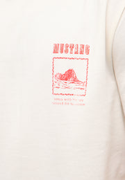 Tricou Austin alb crem, detaliu, imprimeu cu ilustrație stâncă și textul woven with history