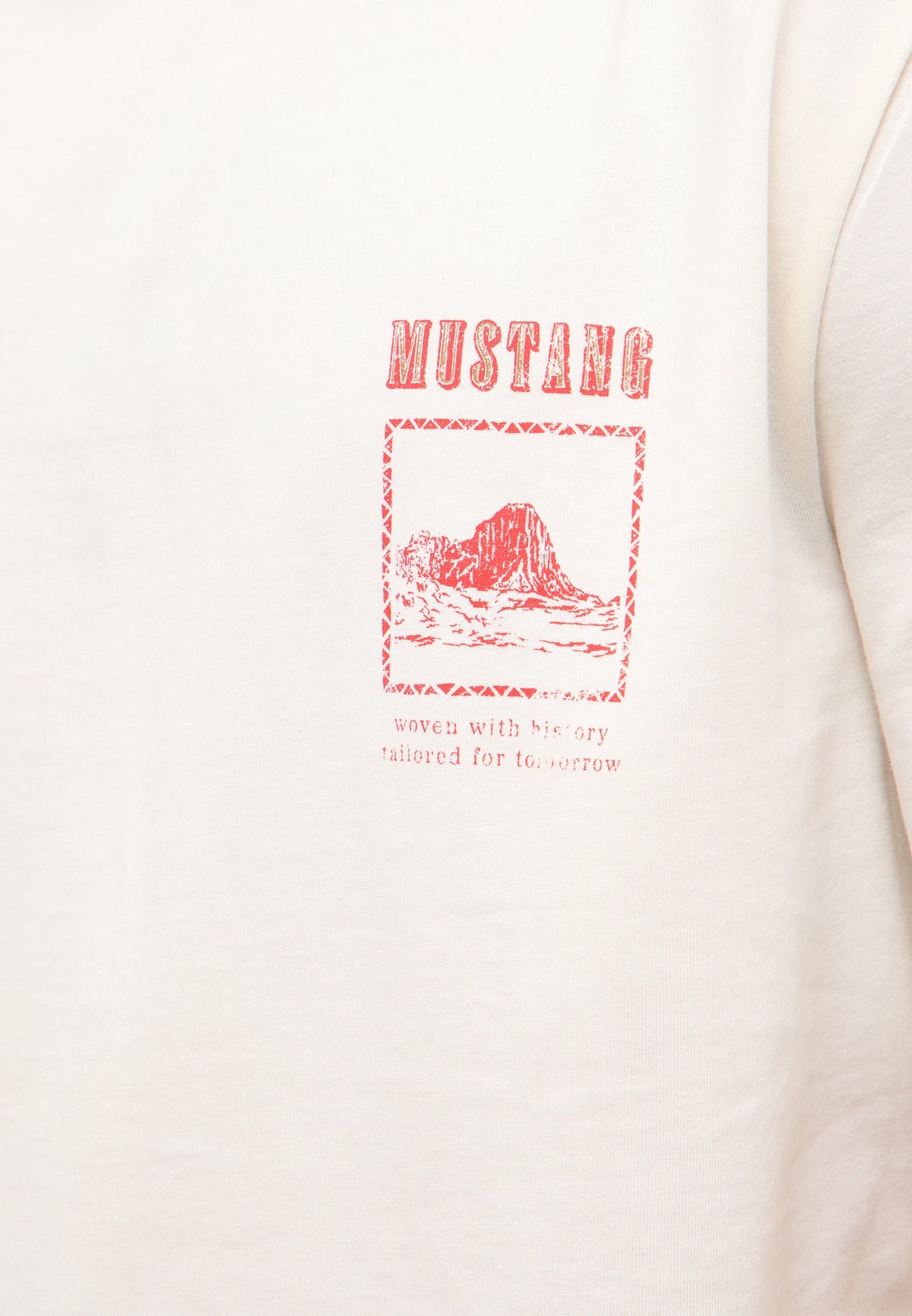 Tricou Austin alb crem, detaliu, imprimeu cu ilustrație stâncă și textul woven with history
