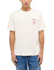 Tricou Austin alb crem, față, prim-plan, imprimeu mic pe piept cu textul Mustang