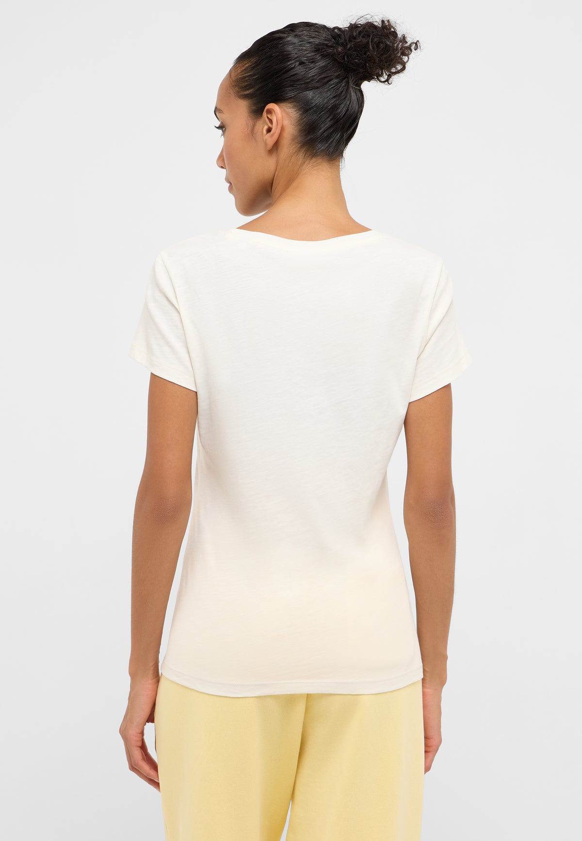 Tricou Slim Winona alb ivoriu, spate, imagine pe model, spate simplu fără imprimeu