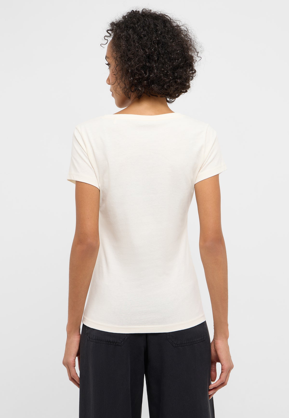 Tricou Beverly ivoriu, spate, purtat, fără imprimeu sau alt detaliu
