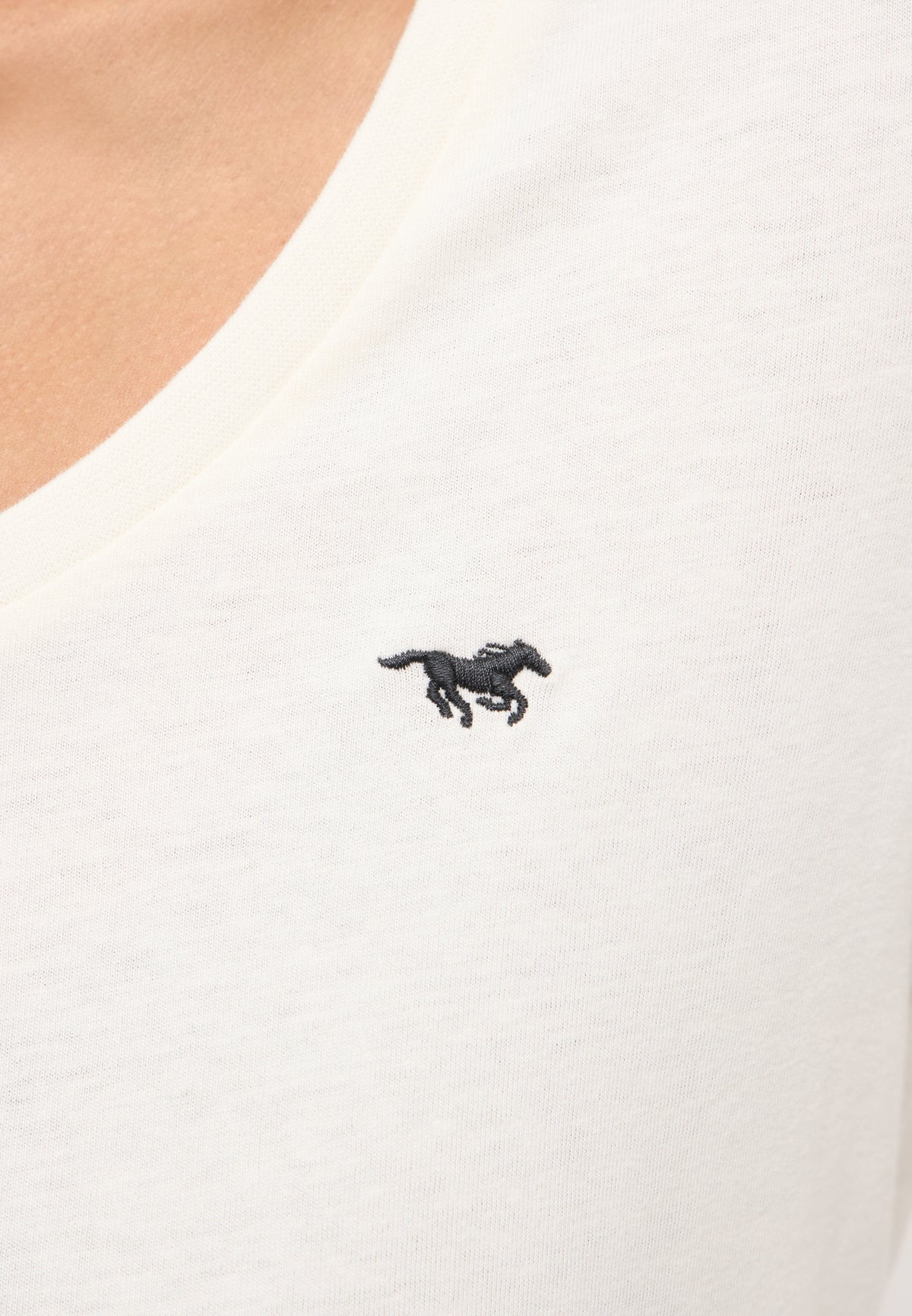 Tricou Beverly ivoriu, detaliu, siglă brodată cu cal la decolteu