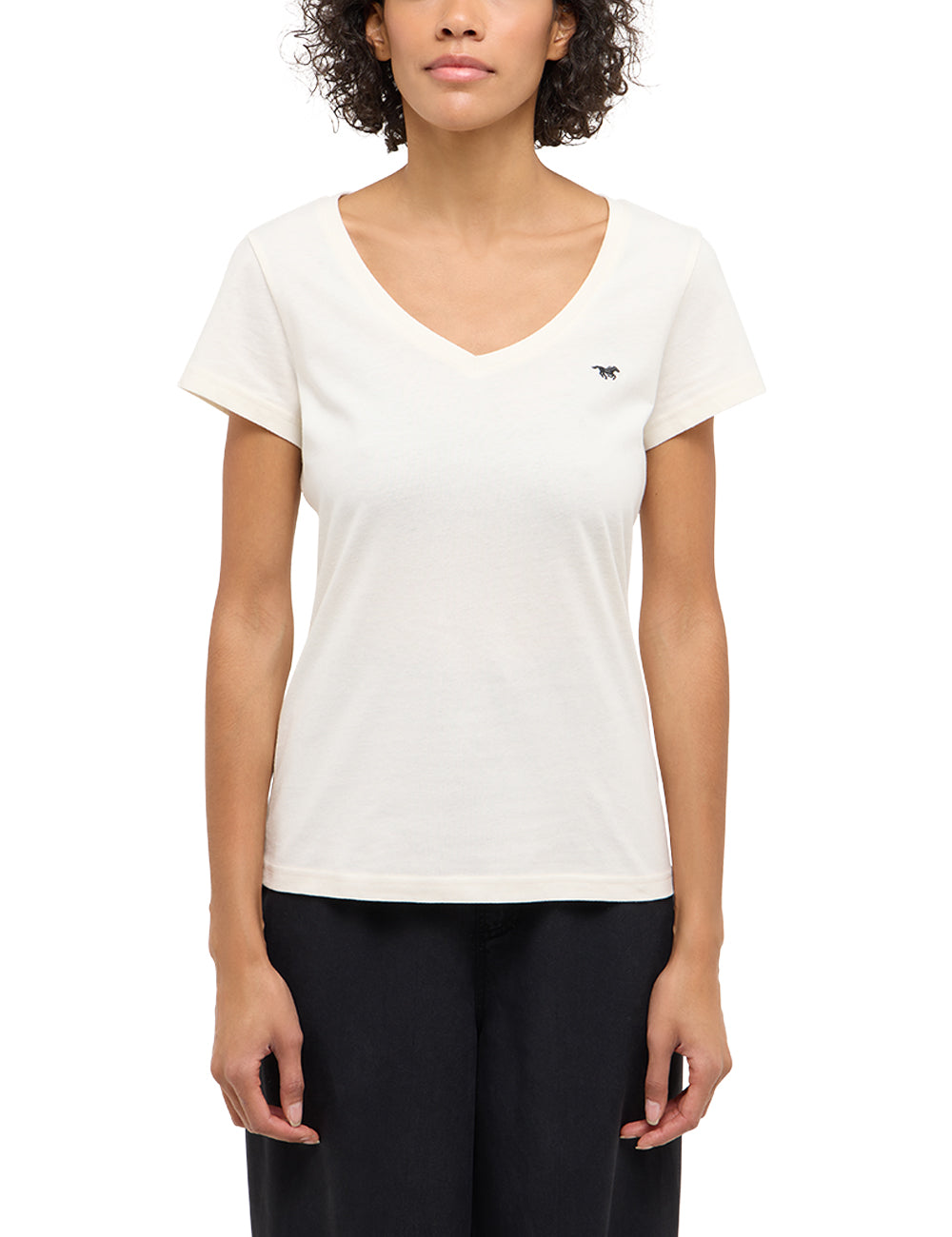 Tricou Beverly ivoriu, față, purtat, decolteu în V cu siglă brodată cu cal