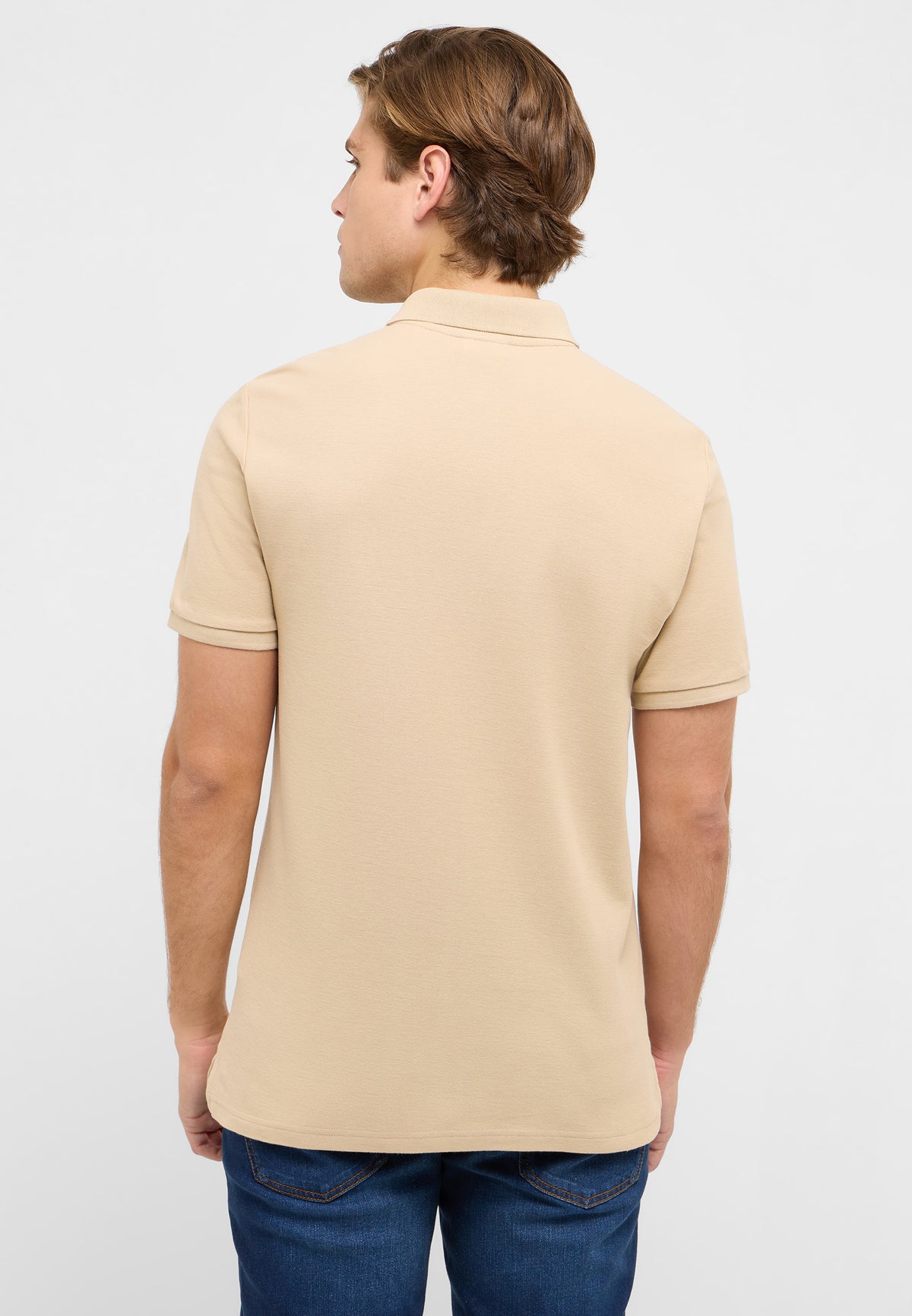 Tricou Palco bej, spate, purtat pe model, croială simplă cu guler polo