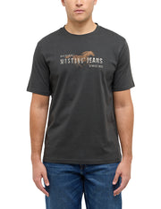 Tricou Austin gri antracit, față, purtat pe model, imprimeu pe piept „Original Mustang Jeans”