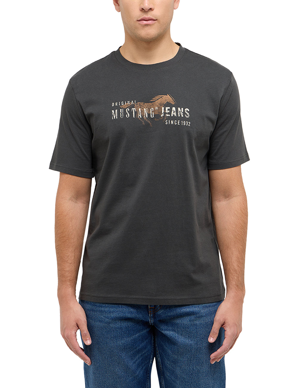 Tricou Austin gri antracit, față, purtat pe model, imprimeu pe piept „Original Mustang Jeans”