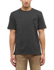 Tricou Austin negru, față, prim-plan, petic cu Mustang brodat pe piept