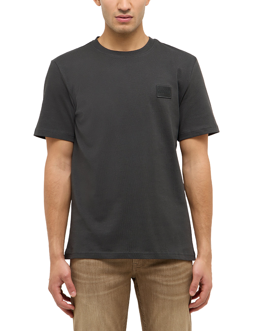 Tricou Austin negru, față, prim-plan, petic cu Mustang brodat pe piept