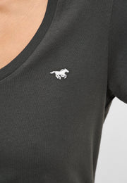 Tricou Beverly gri antracit, detaliu, siglă brodată cu cal la decolteu