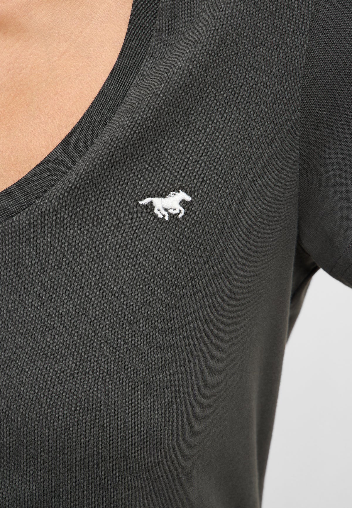 Tricou Beverly gri antracit, detaliu, siglă brodată cu cal la decolteu