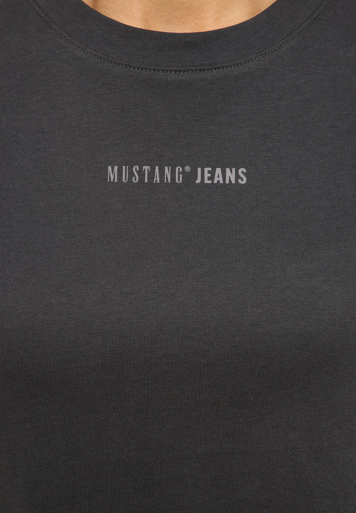 Tricou Relaxed Floris negru, detaliu, imprimeu mic „Mustang Jeans” sub guler