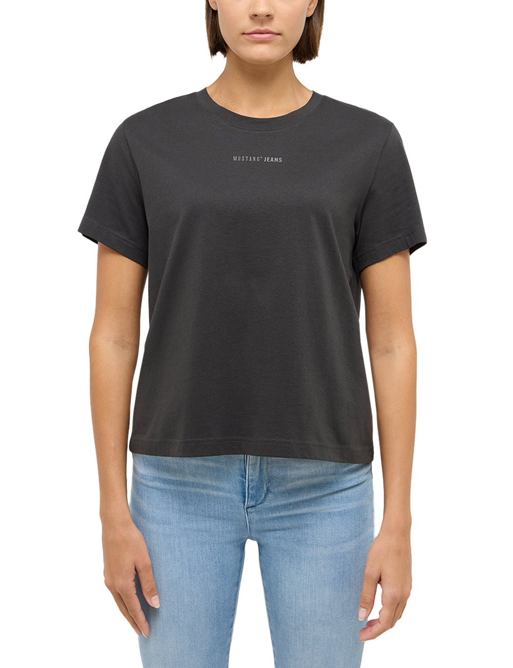 Tricou Relaxed Floris negru, față, purtat, imprimeu mic „Mustang Jeans” pe piept