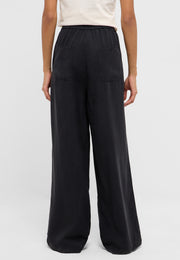 Pantaloni Mirabelle negru, spate, două buzunare aplicate și croi larg de la șold