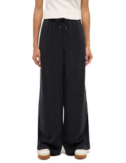 Pantaloni Mirabelle negru, față, purtați cu betelie înaltă și croi larg pe picior