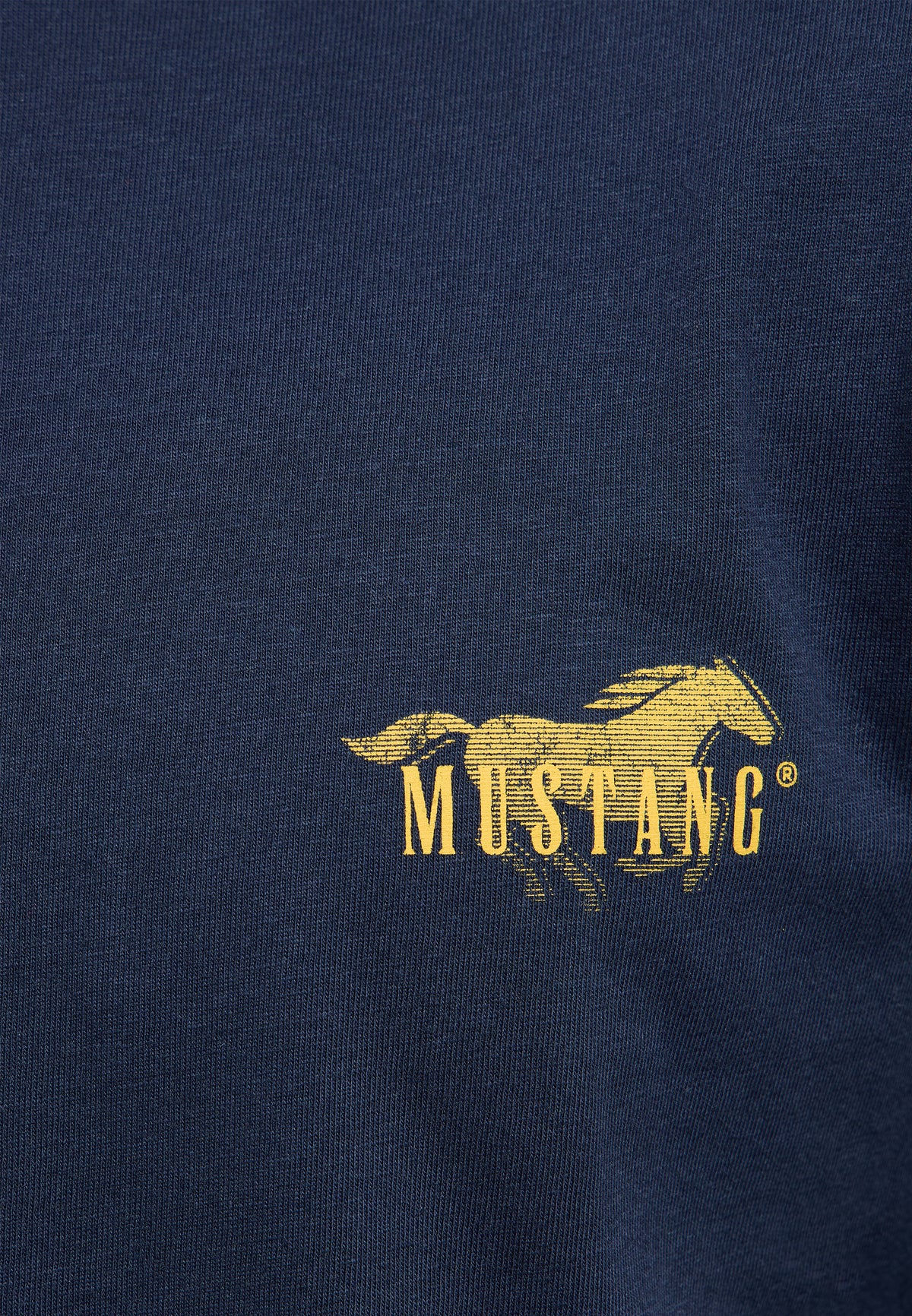 Tricou Austin albastru închis, detaliu, imprimeu auriu cu cal în alergare și inscripția Mustang