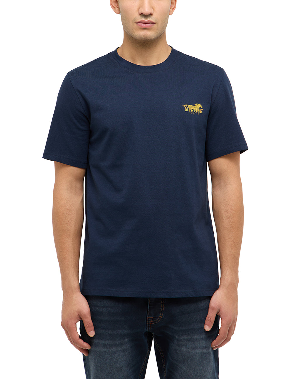 Tricou Austin albastru închis, față, purtat, imprimeu auriu cu cal în alergare pe piept