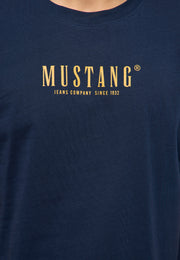 Tricou Austin albastru bleumarin, detaliu, imprimeu Mustang Jeans Company Since 1932 pe piept