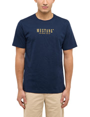 Tricou Austin albastru bleumarin, față, prim-plan, imprimeu Mustang Jeans Company Since 1932 pe piept