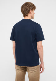 Tricou Austin albastru închis, spate, purtat de model, fără imprimeu vizibil