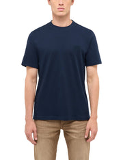 Tricou Austin albastru închis, față, purtat de model, petic cu Mustang brodat pe piept