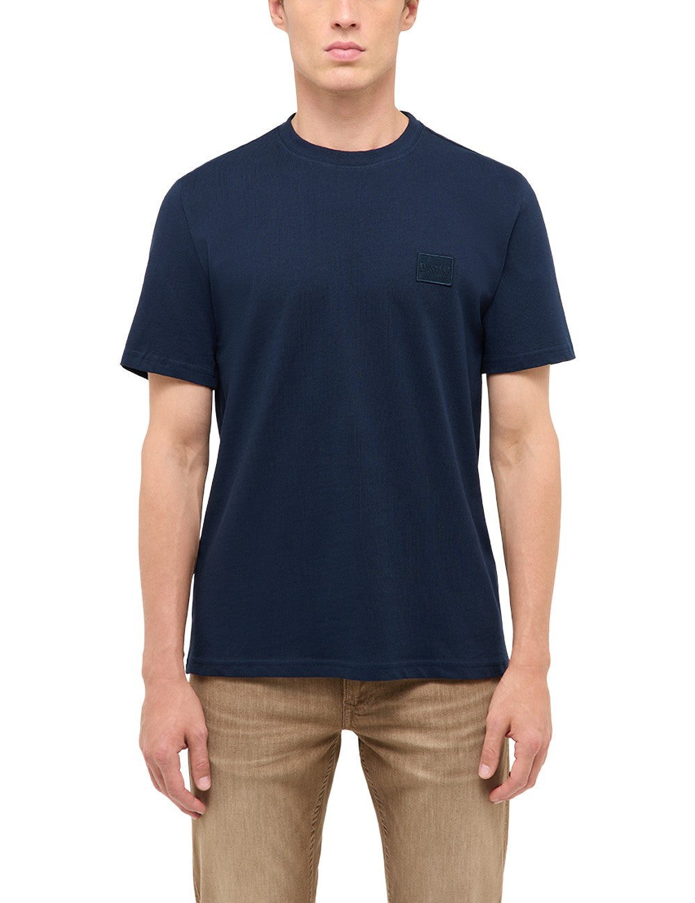 Tricou Austin albastru închis, față, purtat de model, petic cu Mustang brodat pe piept