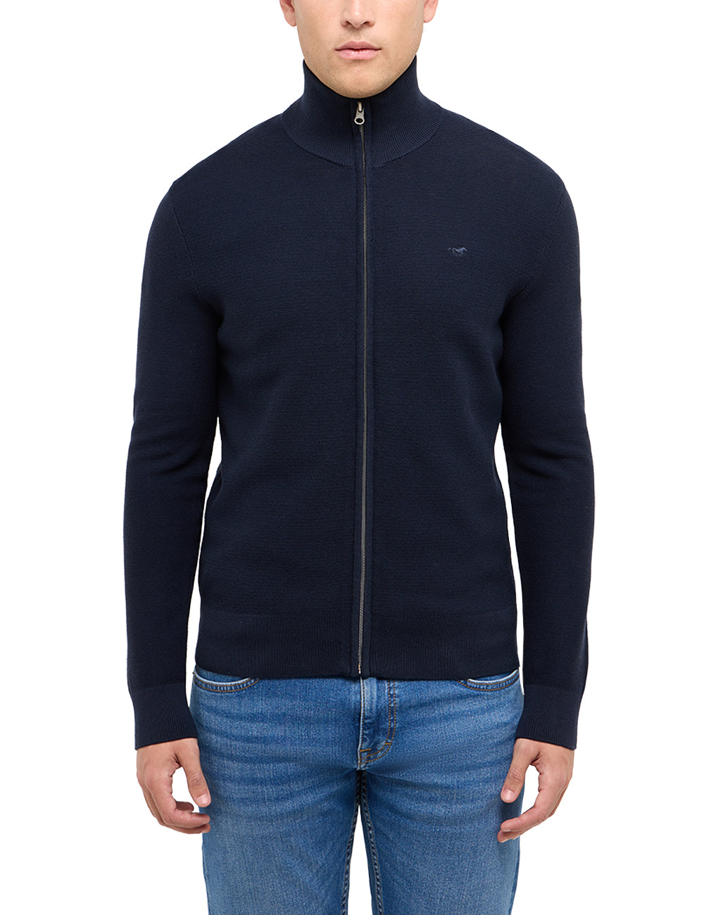 Cardigan Escondido bleumarin, față, purtat pe model cu blugi albaștri
