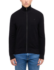 Cardigan Escondido negru, față, purtat pe model cu blugi albaștri