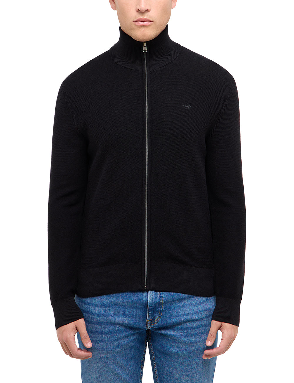 Cardigan Escondido negru, față, purtat pe model cu blugi albaștri