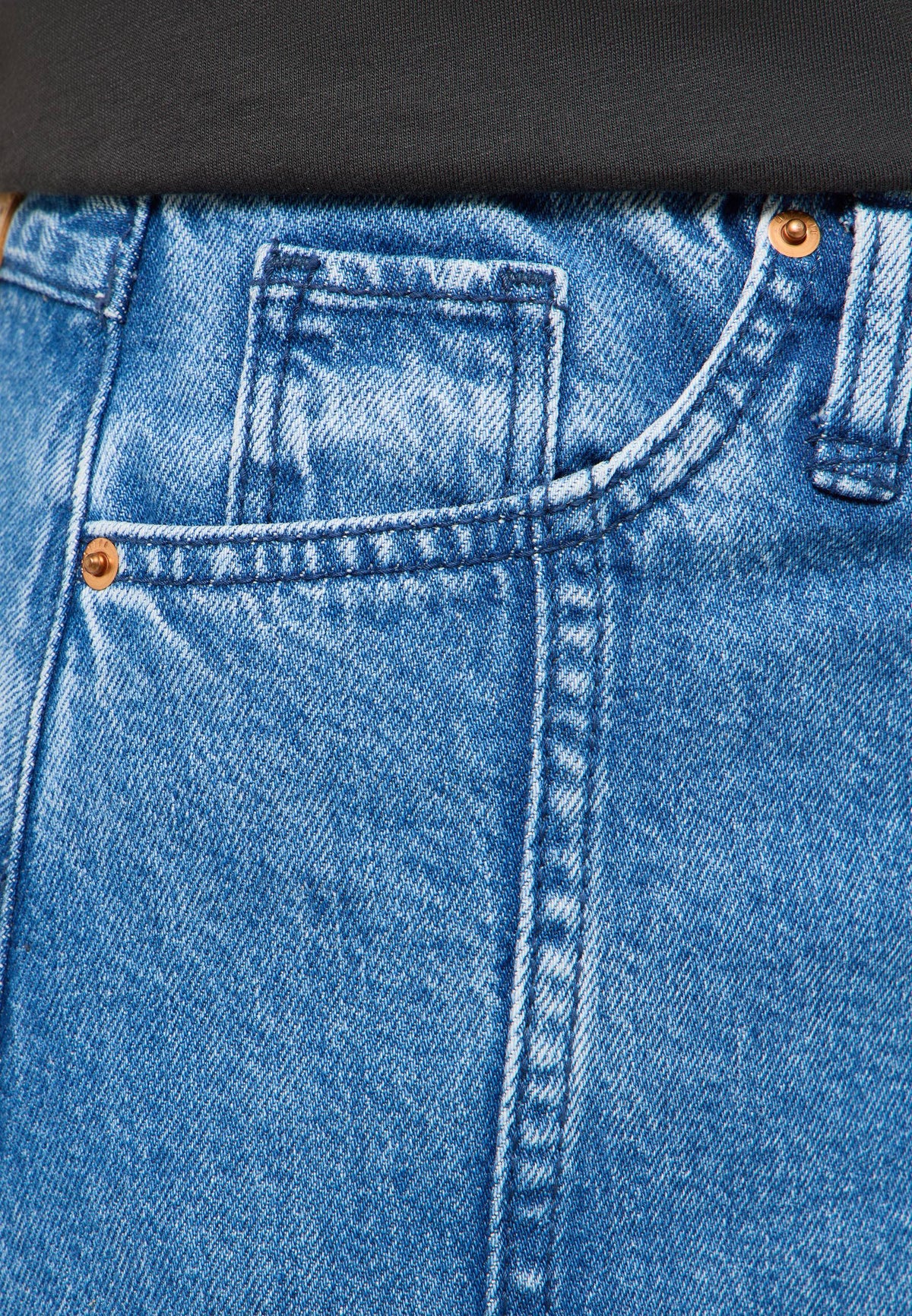 Fustă Carrol Denim albastru, detaliu, buzunar oblic cu nituri metalice la colțuri