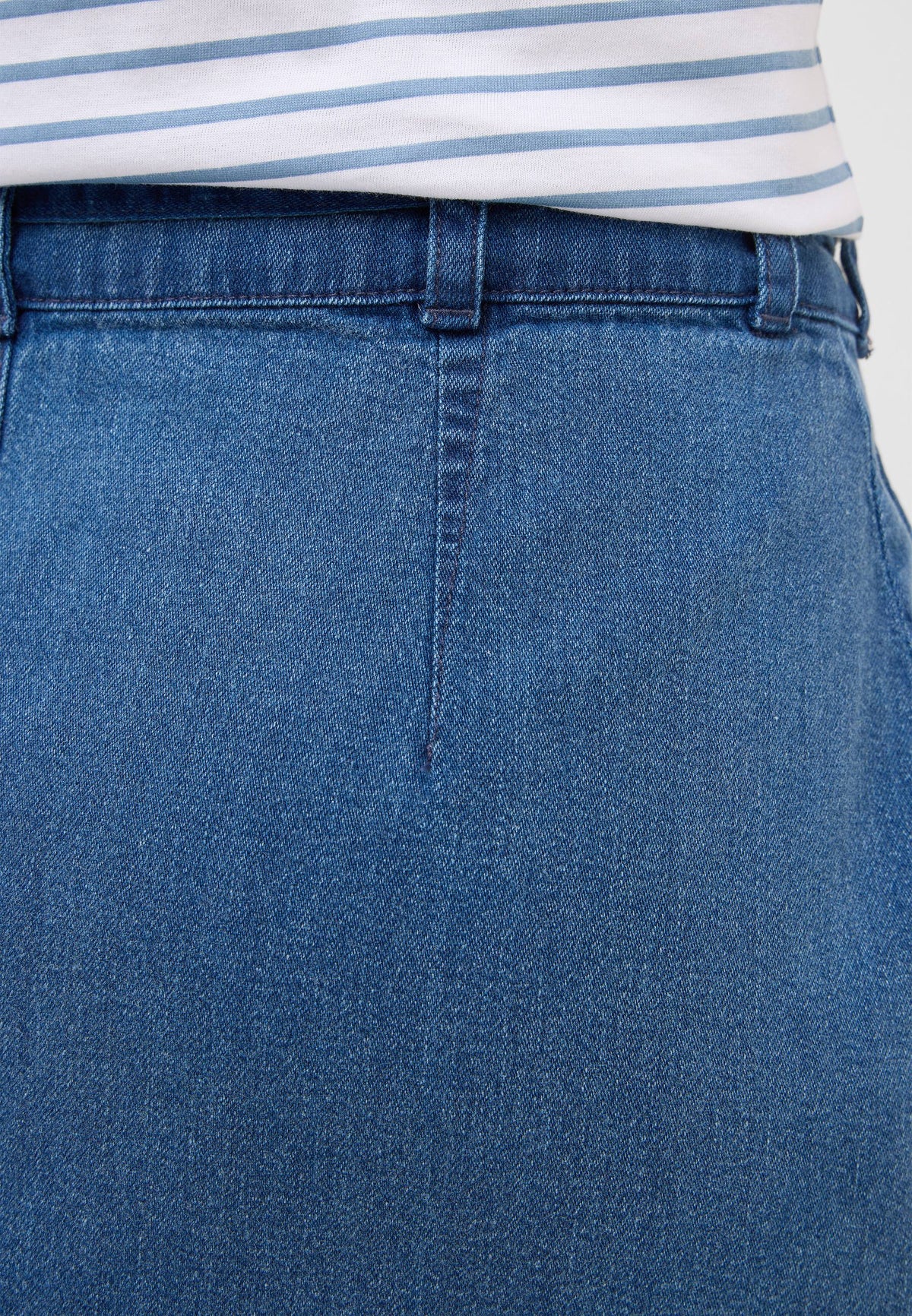 Fustă Bellevue Denim albastru, detaliu, betelieră cu pasant și cusătură centrală la spate