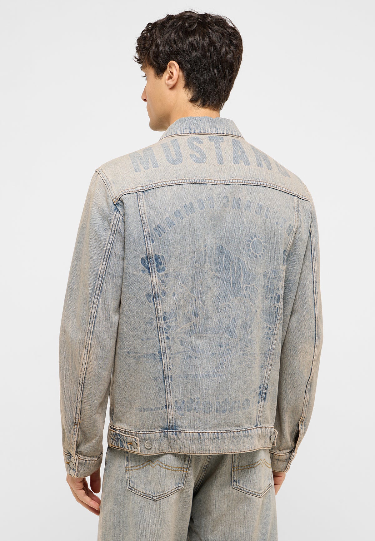 Geacă Dallas albastru deschis spălăcit, spate, imprimeu decolorat cu „Mustang Jeans Company” și o ilustrație