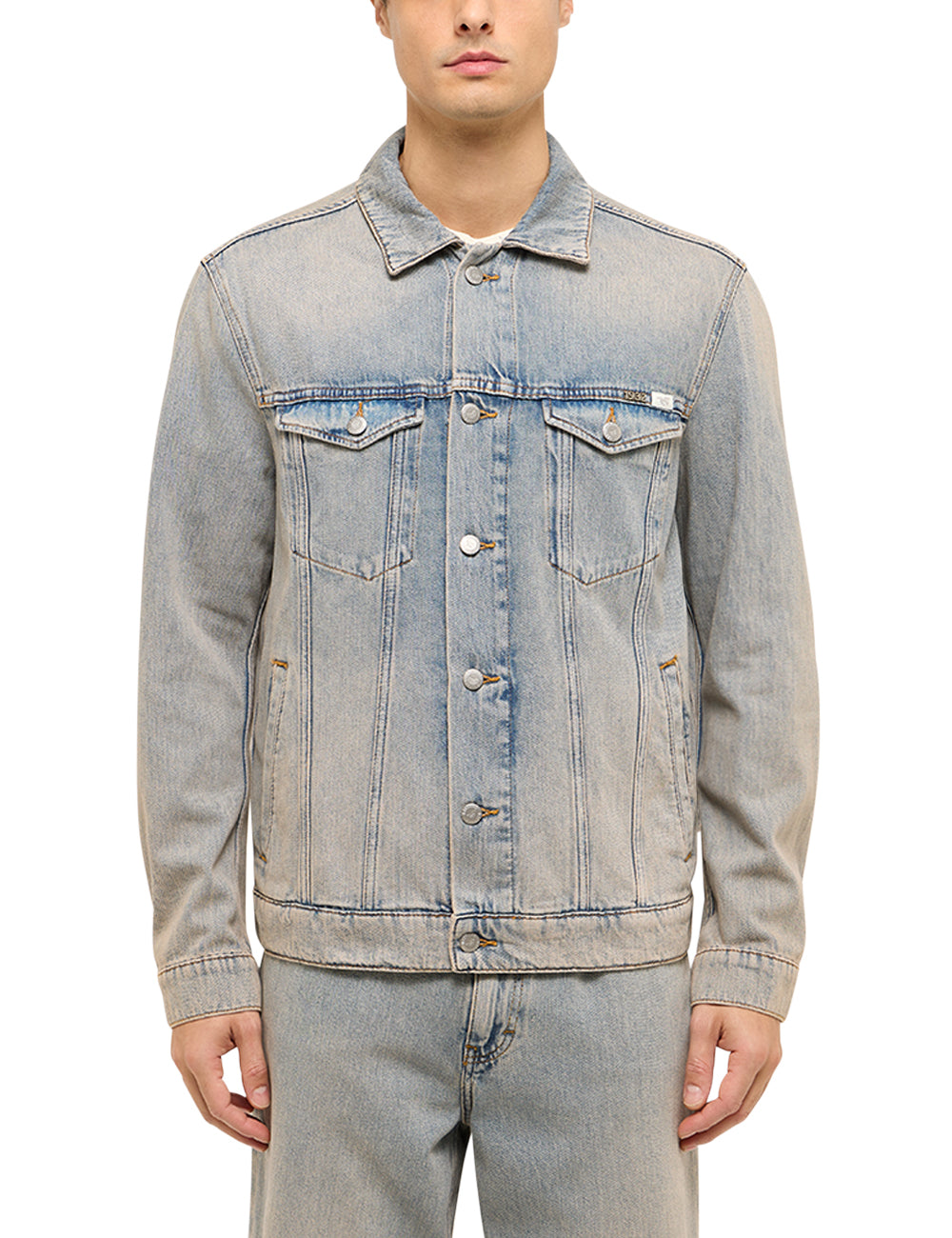 Geacă Dallas albastru deschis spălăcit, față, purtată cu pantaloni denim, guler din denim