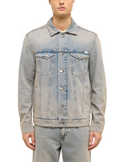Geacă Dallas albastru deschis spălăcit, față, purtată cu pantaloni denim, guler din denim