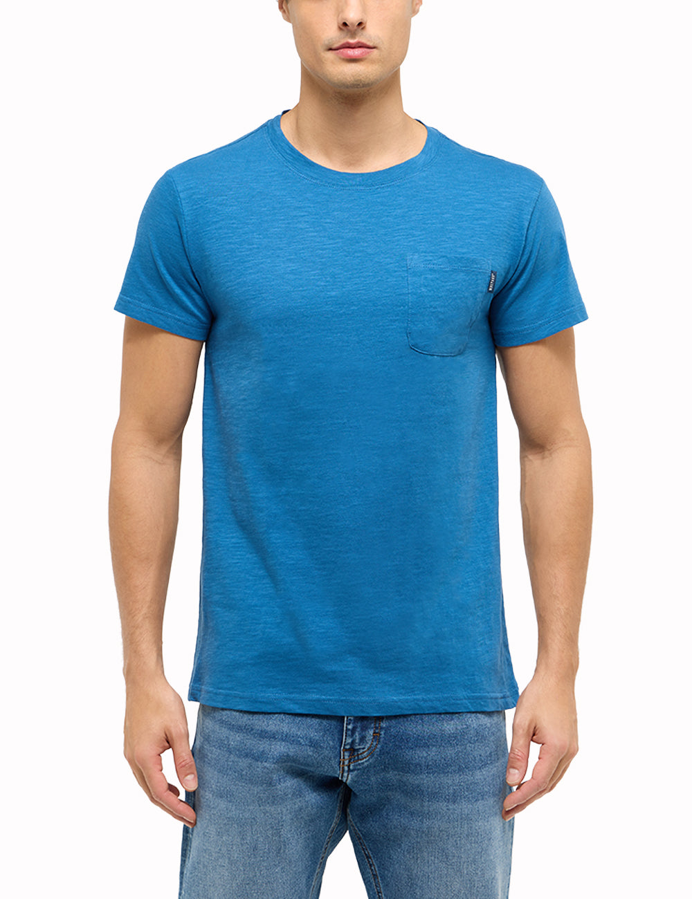 Tricou Allen albastru cobalt, față, purtat pe model, buzunar vizibil pe piept