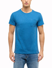 Tricou Allen albastru cobalt, față, purtat pe model, buzunar vizibil pe piept