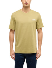 Tricou Austin kaki auriu, față, purtat, imprimeu alb cu cal în alergare pe piept