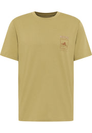 Tricou Austin verde măsliniu, față, plan general, imprimeu mic pe piept cu ilustrație stâncă și textul Mustang