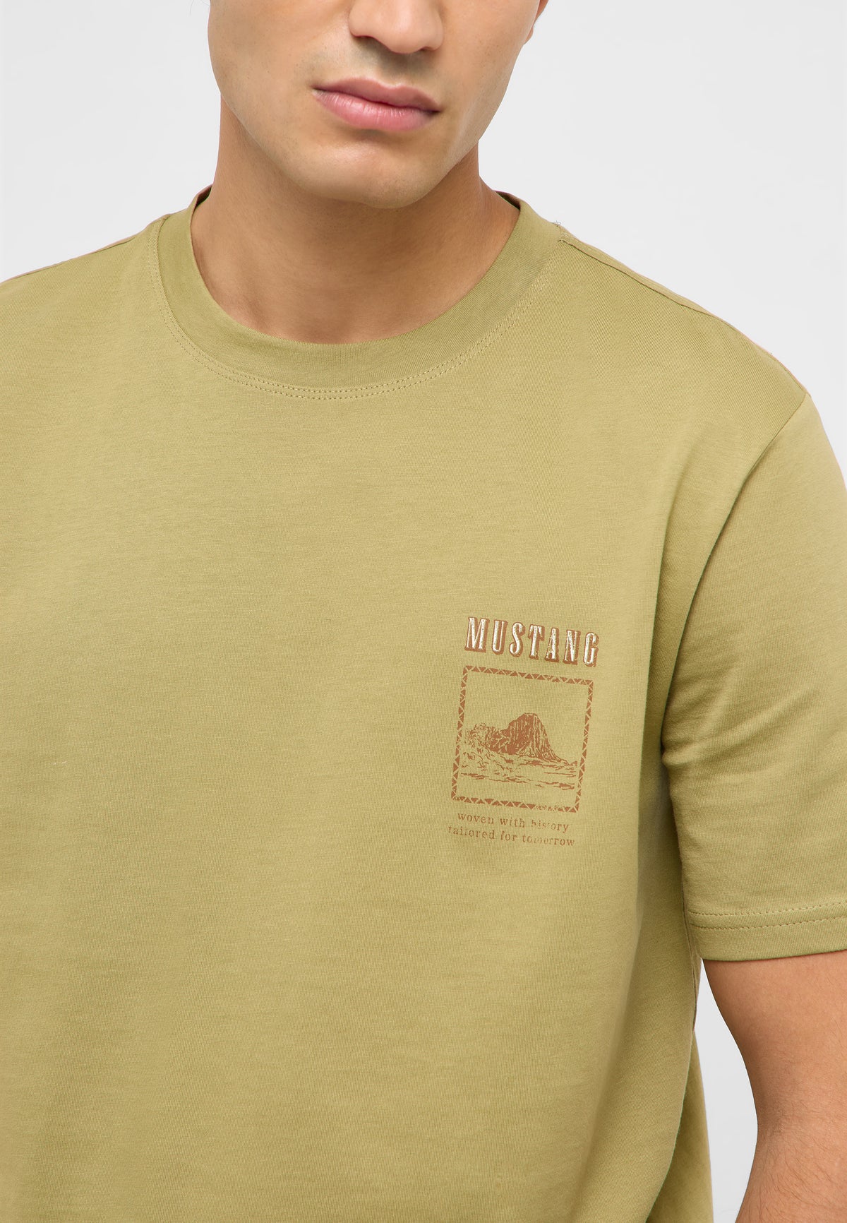 Tricou Austin verde măsliniu, detaliu, imprimeu cu ilustrație stâncă și textul woven with history