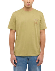 Tricou Austin verde măsliniu, față, prim-plan, imprimeu mic pe piept cu textul Mustang