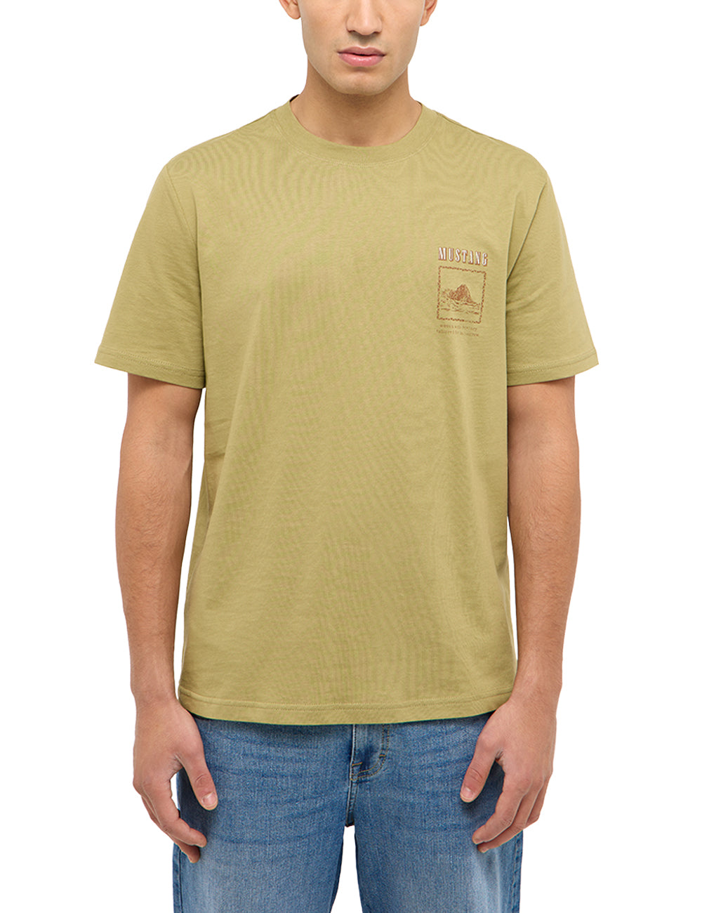 Tricou Austin verde măsliniu, față, prim-plan, imprimeu mic pe piept cu textul Mustang
