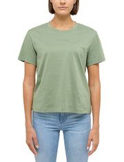 Tricou Relaxed Floris verde, față, purtat, imprimeu mic „Mustang Jeans” pe piept