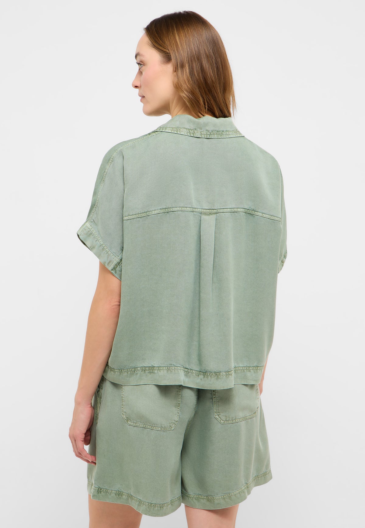 Cămașă Ruby verde pal, spate, pliu central pe spate, croi oversized