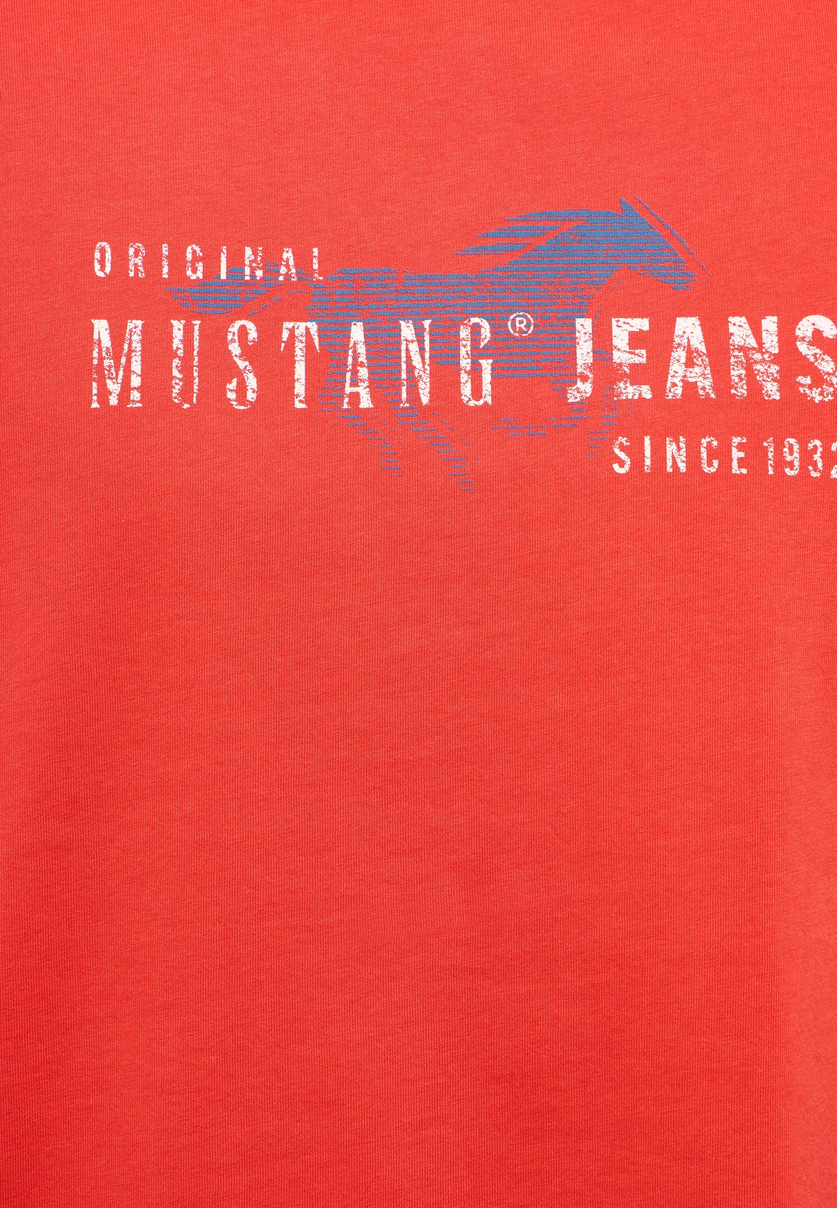 Tricou Austin roșu, detaliu, imprimeu cu textul „Mustang Jeans” și siluetă de cal albastru pe piept