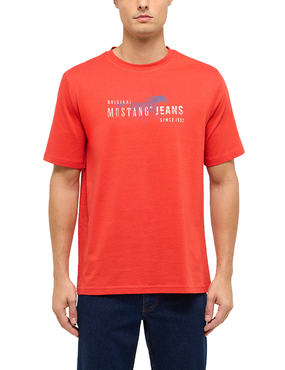 Tricou Austin roșu, față, purtat pe model, imprimeu pe piept „Original Mustang Jeans”