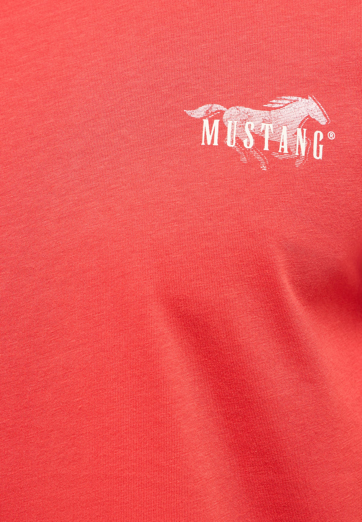 Tricou Austin roșu, detaliu, imprimeu alb cu cal în alergare și inscripția Mustang