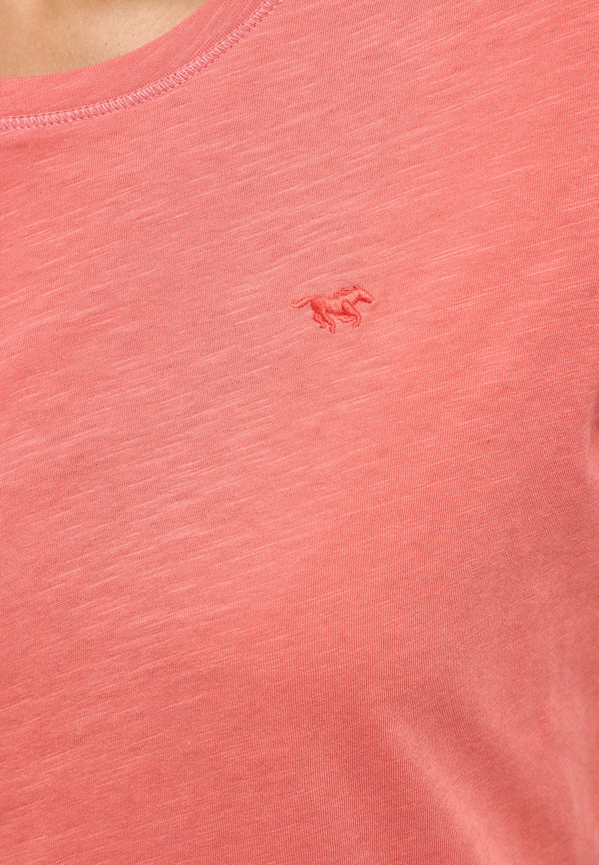 Tricou Slim Winona roz corai, detaliu, siglă brodată cu cal, în prim-plan pe piept