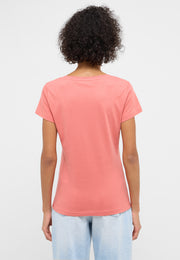 Tricou Beverly roz corai, spate, purtat, fără imprimeu sau alt detaliu